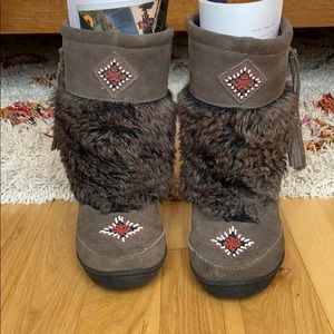 Minnetonka Moccasins mukluk boots, size 8